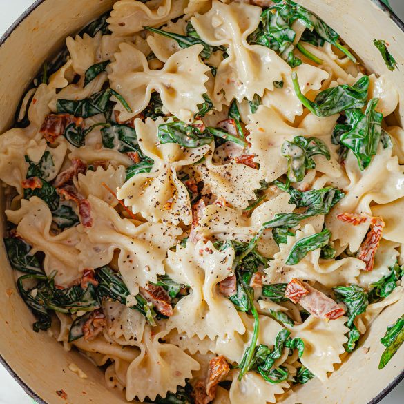 One-Pot Creamy Sun-Dried Tomato Pasta - SO VEGAN