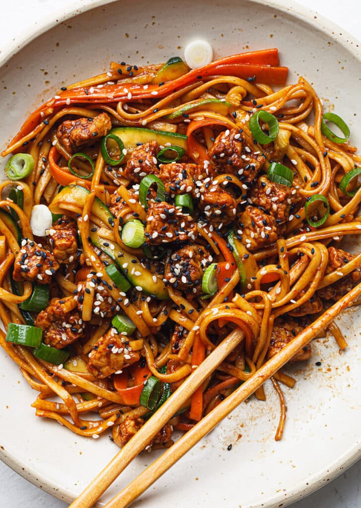 Sriracha Tempeh Noodles - SO VEGAN